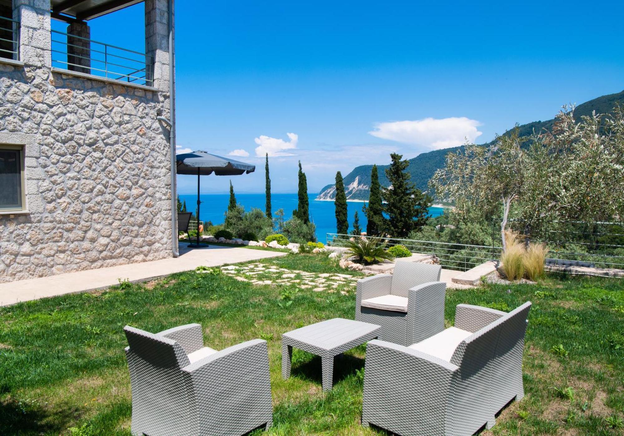 Mylos Mountain Villas- Villa Giorgio อาโยส นิกีตัส ภายนอก รูปภาพ